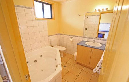 Seaview Motel & Apartments - Tourism Brisbane 4