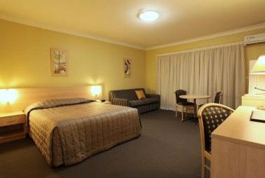 Maclin Lodge Motel - Brisbane Tourism 4