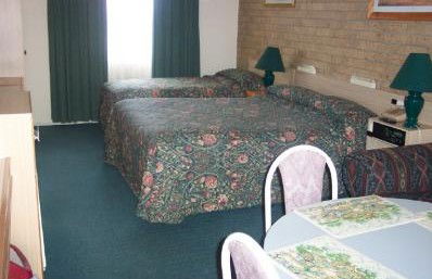 A Settlers Motor Inn - Brisbane 4u 1