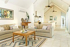 Absolute Beachfront Belongil Summerhouse - Brisbane 4u 1