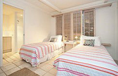 Absolute Beachfront Belongil Summerhouse - Brisbane 4u 4