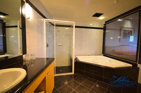 The Lakes Resort Hotel - Brisbane Tourism 1