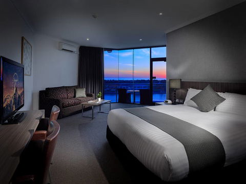 The Lakes Resort Hotel - Brisbane Tourism 3