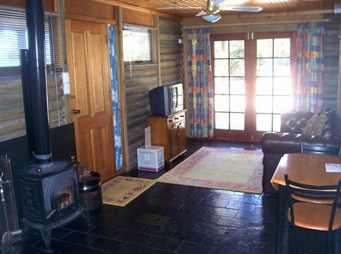 McLaren Ridge 1 - McLaren Ridge Log Cabins - Tourism Brisbane 4
