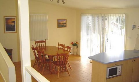 Breeze In Mollymook Beach - Brisbane Tourism 1