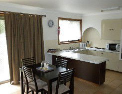 Aunty Mels Dog Friendly Holiday Cottage - Brisbane 4u 1