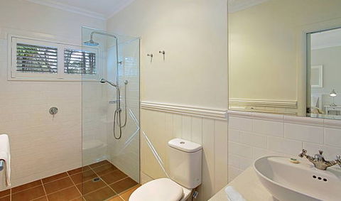 Away On Belongil Fields - Brisbane 4u 1