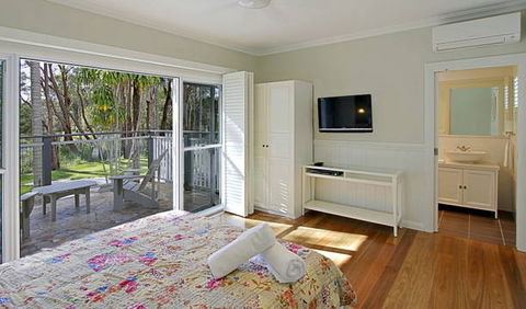 Away On Belongil Fields - Brisbane 4u 2