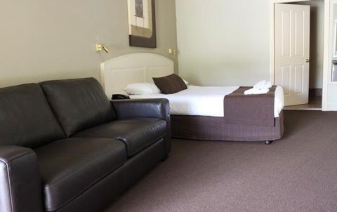 Bowen Inn - Brisbane 4u 1
