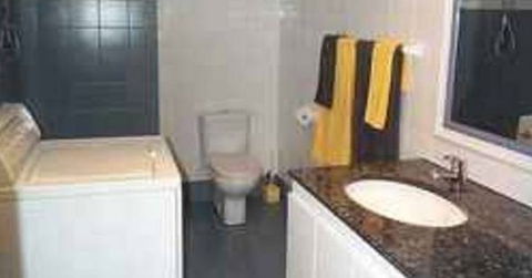 A Beach House Near Manly - Tourism Brisbane 0
