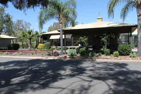 Lake Forbes Motel - Tourism Brisbane 0