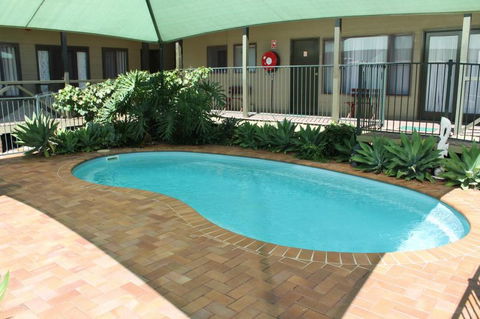 Lake Forbes Motel - Tourism Brisbane 1