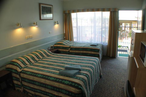Lake Forbes Motel - Tourism Brisbane 3