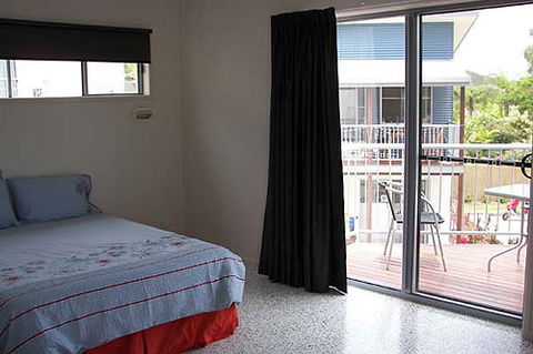 Emu's Beach Resort - Brisbane 4u 1