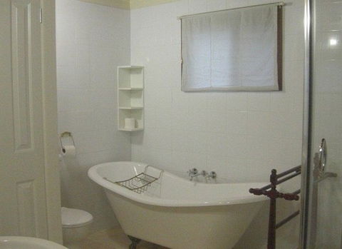 Cosy Cottage - Holiday Home - Tourism Brisbane 0