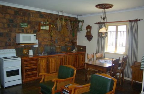 Colonial Cottage - Holiday Home - Tourism Brisbane 0