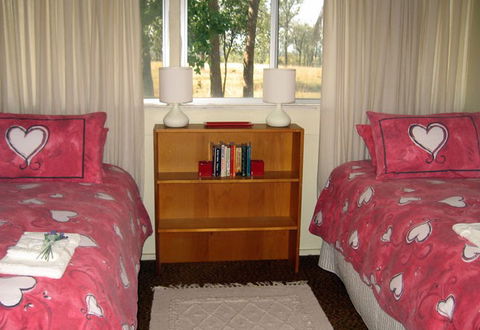 Flag Springs Bush Retreat - Tourism Brisbane 0