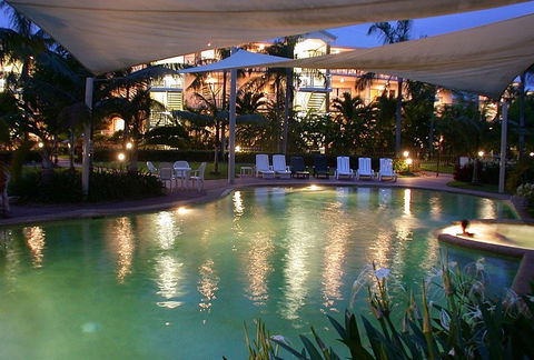 Australis Cairns Beach Resort - Brisbane 4u 1