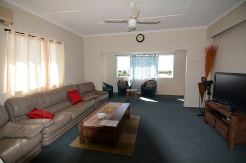 AMELIA STREET GLADSTONE 5 BEDROOMS - Brisbane 4u 0