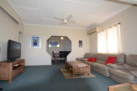 AMELIA STREET GLADSTONE 5 BEDROOMS - Brisbane 4u 1