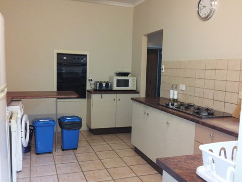AMELIA STREET GLADSTONE 5 BEDROOMS - Brisbane 4u 3