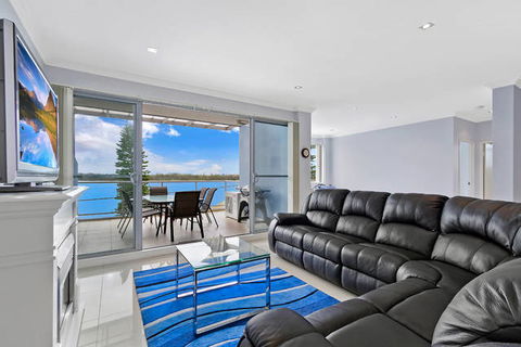 Lakeside Waterfront Apartment 18 - Brisbane 4u 2