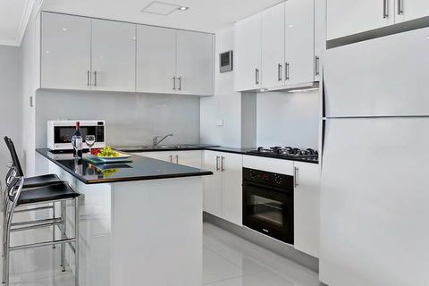 Lakeside Waterfront Apartment 18 - Brisbane 4u 3