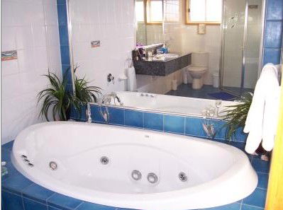 Bateau Bay Beachfront Luxury Accomodation - Brisbane Tourism 0