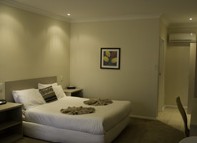 Lincoln Cottage Motor Inn - Tourism Brisbane 1
