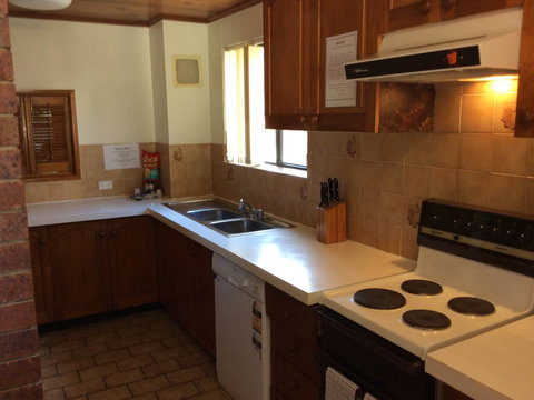 Cleveland Visitor Villas Motel & Shailer Park Garden Villas - Brisbane Tourism 5