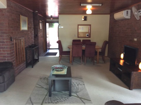 Cleveland Visitor Villas Motel & Shailer Park Garden Villas - Brisbane Tourism 8