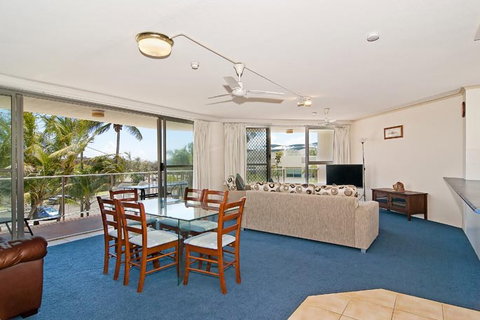 Chateau Royale Beach Resort - Tourism Brisbane 0