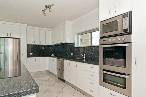 Chateau Royale Beach Resort - Tourism Brisbane 3