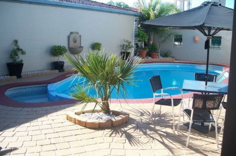 The Town House Motor Inn - Sundowner Goondiwindi - Brisbane 4u 1