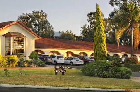 McNevins Warwick Motel & Gunyah Restaurant - Brisbane 4u 0