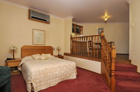 McNevins Warwick Motel & Gunyah Restaurant - Brisbane 4u 1