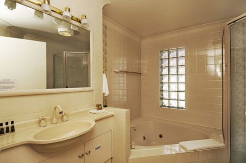 McNevins Warwick Motel & Gunyah Restaurant - Brisbane 4u 2