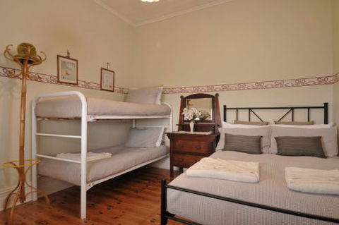 Charlie Bates Cottage - Brisbane 4u 4