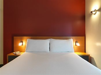 Ibis Melbourne Little Bourke Street - Tourism Brisbane 1