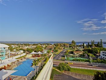 Oaks Waterfront Resort - The Entrance - Brisbane 4u 5
