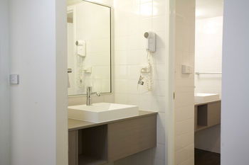 Ibis Melbourne Hotel And Apartments - Tourism Brisbane 13