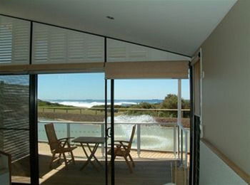 Caves Beachside Hotel - Brisbane Tourism 1