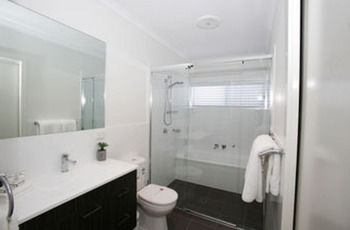 Caves Beachside Hotel - Brisbane Tourism 5