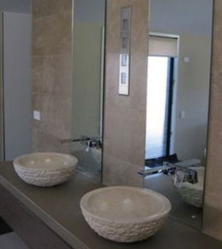 Caves Beachside Hotel - Brisbane Tourism 6