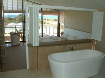 Caves Beachside Hotel - Brisbane Tourism 7