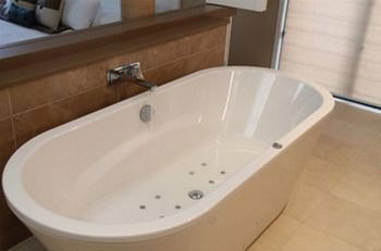 Caves Beachside Hotel - Brisbane Tourism 8