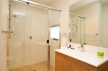 Caves Beachside Hotel - Brisbane Tourism 9