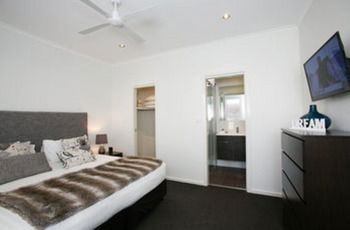 Caves Beachside Hotel - Brisbane Tourism 19