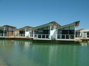 Caves Beachside Hotel - Brisbane Tourism 21
