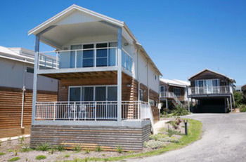 Caves Beachside Hotel - Brisbane Tourism 24